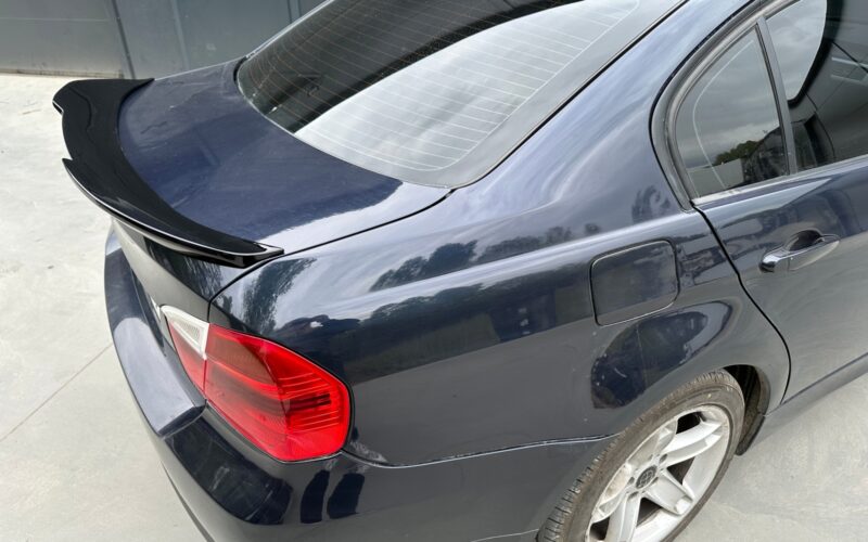 E90 PSM-stiilis pagasiruumi spoiler must läikiv - Image 4
