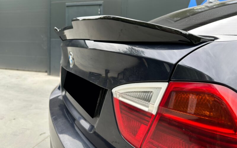 E90 PSM-stiilis pagasiruumi spoiler must läikiv - Image 6