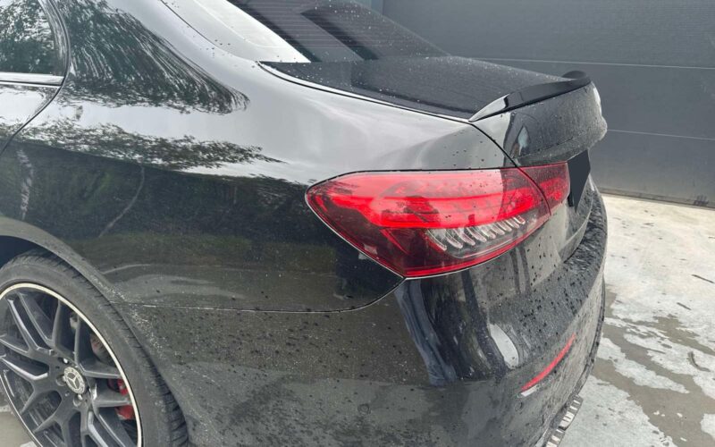 E-klassi W213 pagasiruumi spoiler must läikiv - Image 3