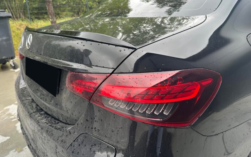 E-klassi W213 pagasiruumi spoiler must läikiv - Image 5