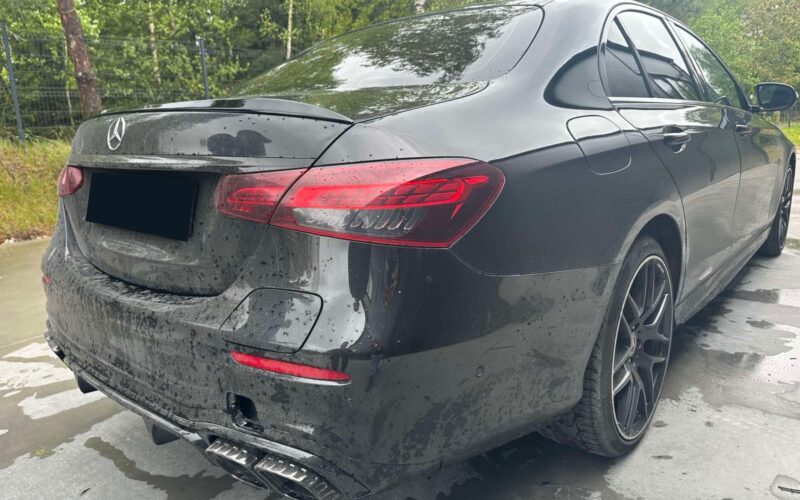 E-klassi W213 pagasiruumi spoiler must läikiv - Image 2