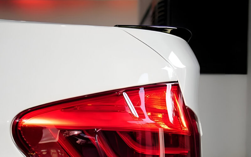 F10 M Performance pagasiruumi spoiler must läikiv SMALL - Image 3