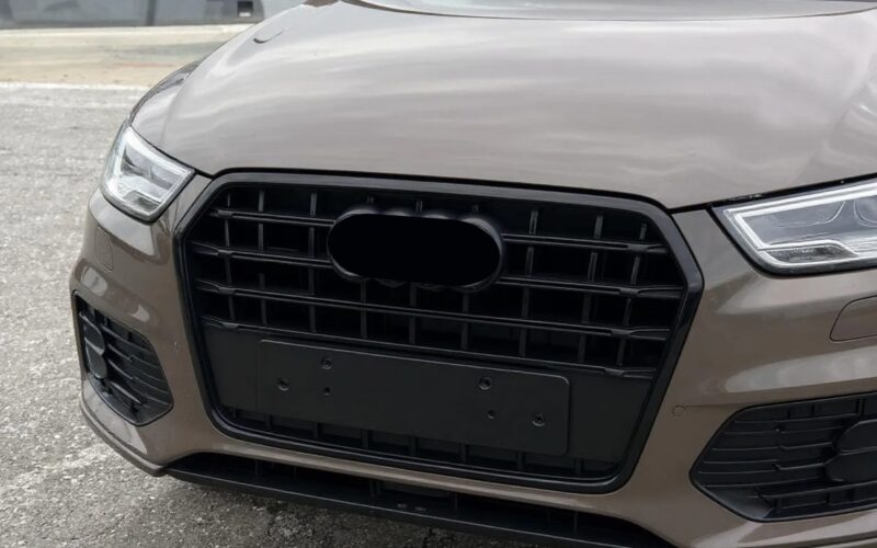 Audi Q3 8U facelift RS radiaatorivõre must läikiv - Image 3